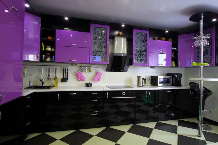 Фиолетовая кухня с черной столешницей