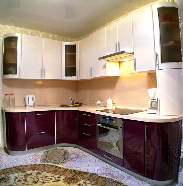 Угловая кухня с молочными и фиолетовыми фасадами