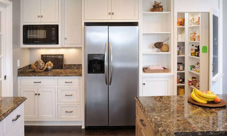 Кухня со встроенным холодильником в черный, белый, красный гарнитур, угловая маленькая кухня