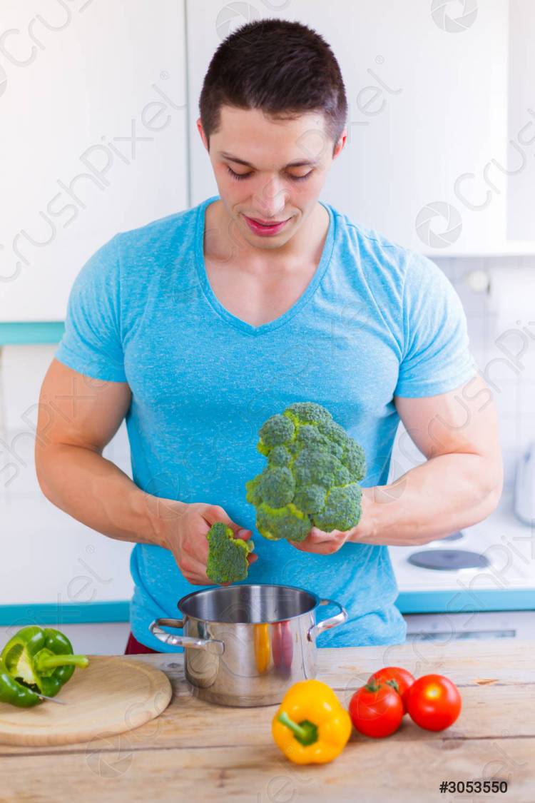Молодой человек готовит здоровые овощи на кух
