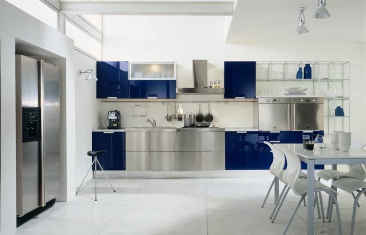 Стильная кухня синего цвет