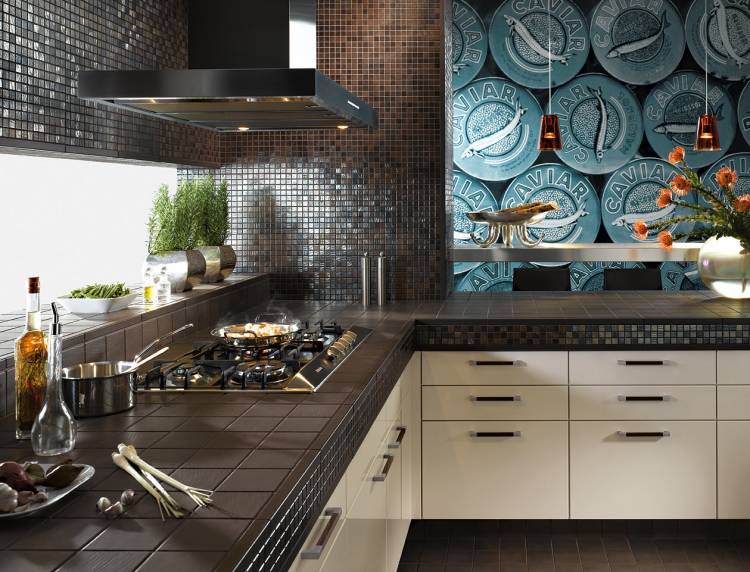 Варианты отделки мозаикой в интерьере кухни