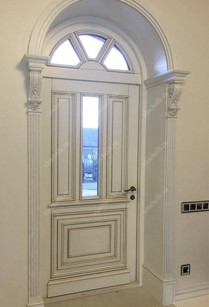 Белая входная дверь с аркой, стеклом и резьбой