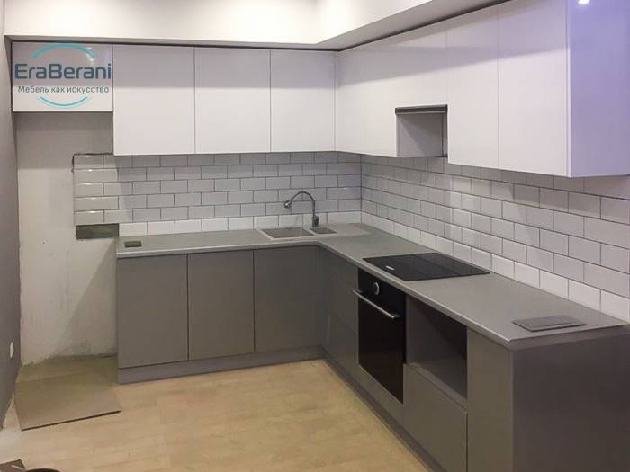 Двухцветный кухонный гарнитур МДФ серый с белым без ручек заказать в Москве от производителя