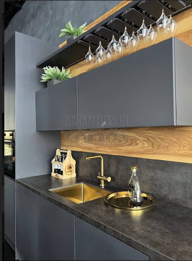 Элегантная темно-серая кухня с деревянной стеновой панелью