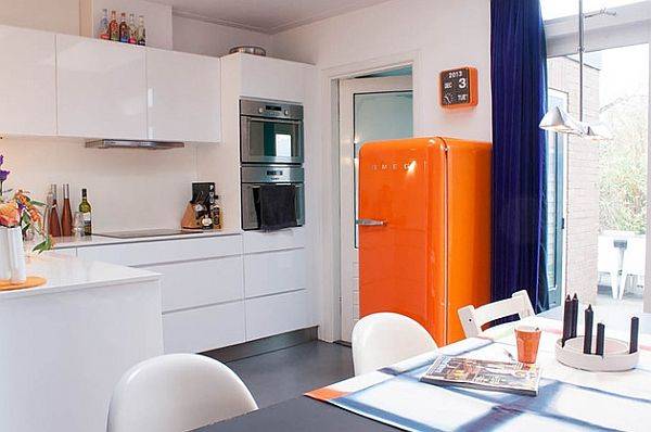 Картинки по запросу белая кухня с оранжевым холодильником