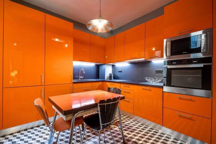 Оранжевый кухонный гарнитур в интерьер