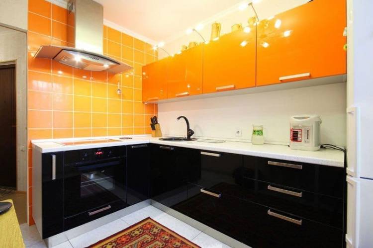 Черно-оранжевая кухня
