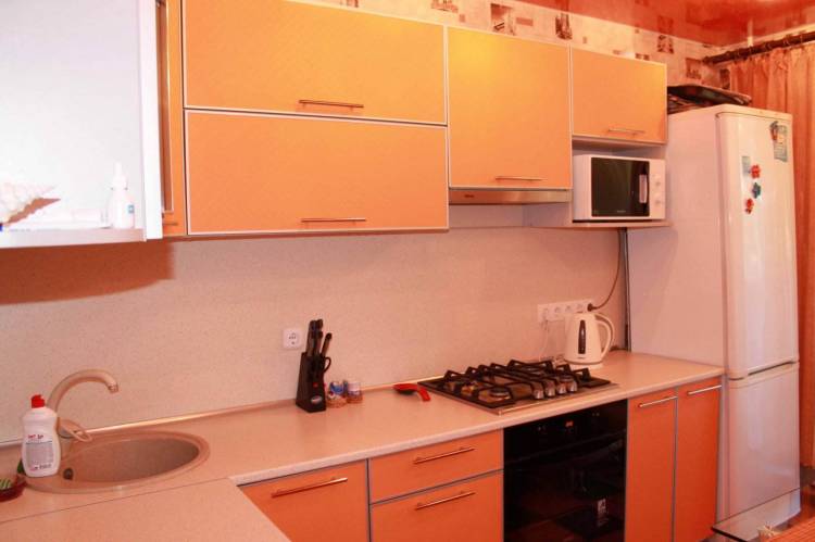 Дизайн Г-образной оранжевой кухни