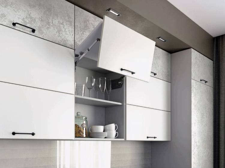 кухню серого цвета под потолок с антресолями и встроенным холодильником