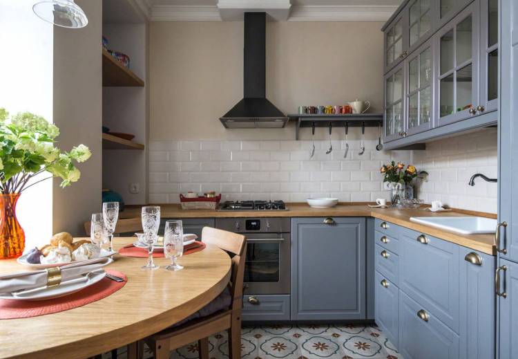 Дизайн кухонь с антресолями: 103 фото в интерьере