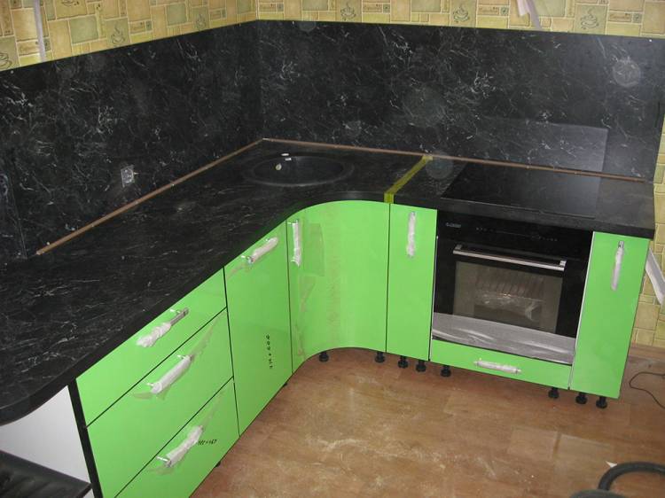 Кухня зеленая с черной столешницей под камень