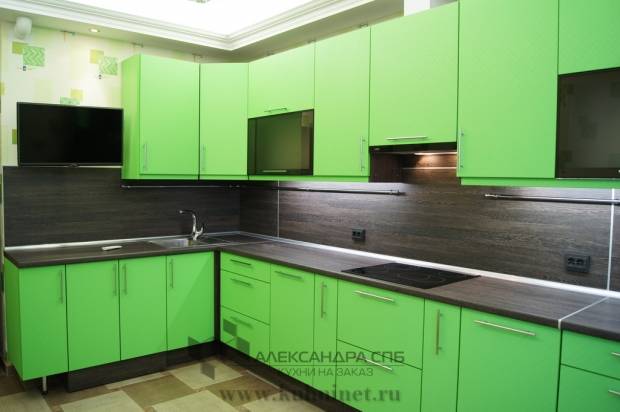 Зеленая кухня с рисунком