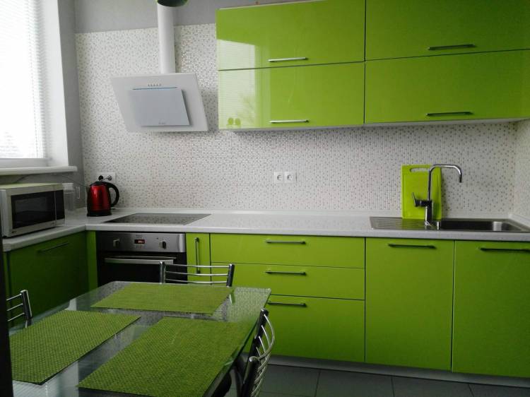Бело-зеленая кухня