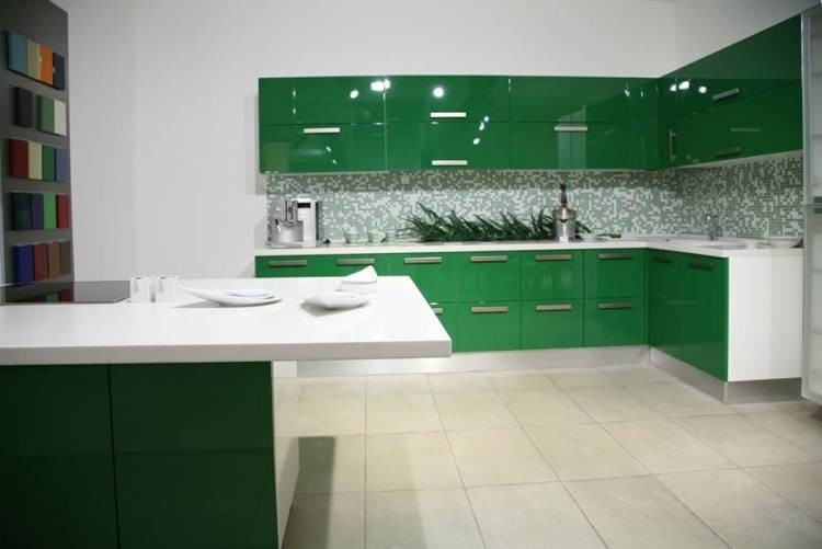 Бело-зеленая кухня