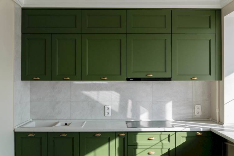 Зеленая кухня в неоклассическом стиле с антресолью «Модель