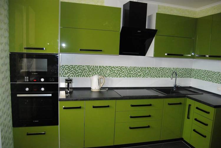 Зеленая кухня с черной столешницей