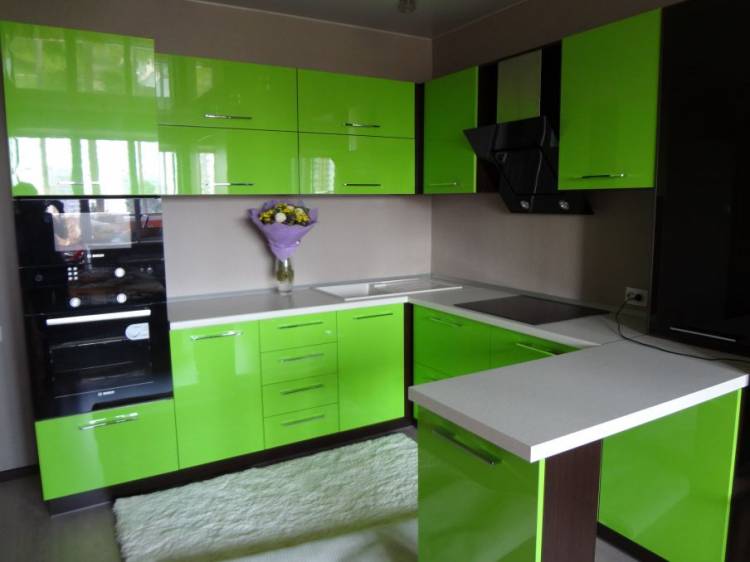 Угловая кухня из МДФ в зеленом цвет