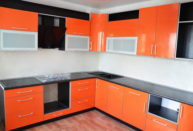 Кухня угловая с оранжевыми фасадами