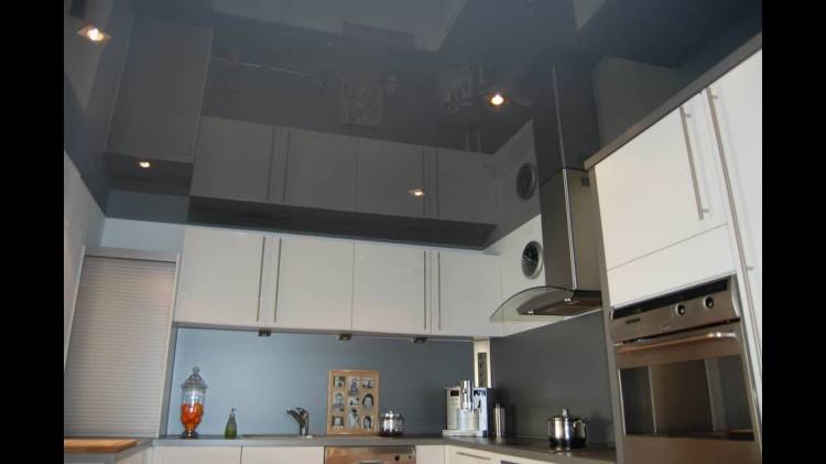 Глянцевый серый потолок на кухню