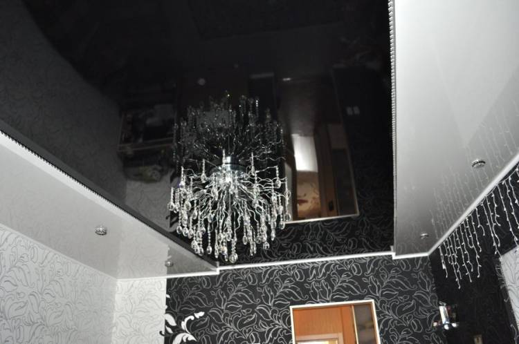 Черный глянцевый натяжной потолок в интерьере спальни, гостиной