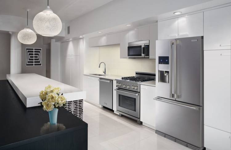 Дизайн кухни с белым холодильником