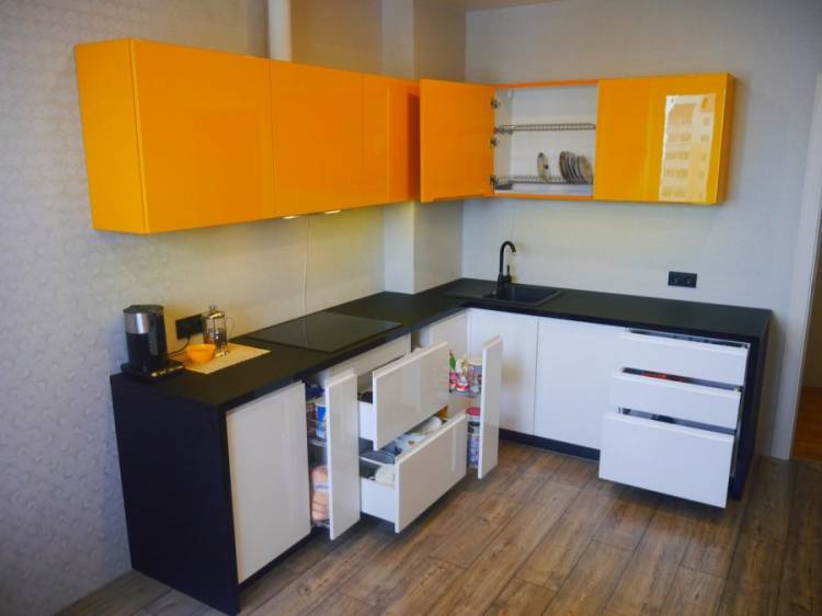 Бело-оранжевая кухня-гостиная в современном стиле