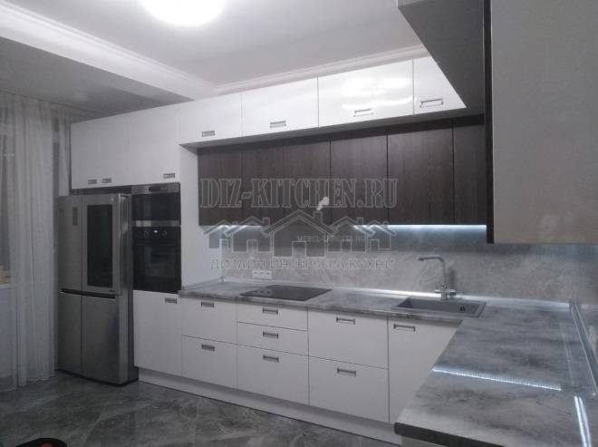 Бело-коричневая кухня в стиле модерн с подсветкой рабочей зоны