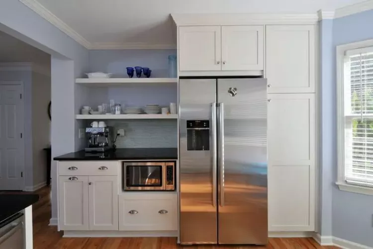 Куда поставить холодильник на кух