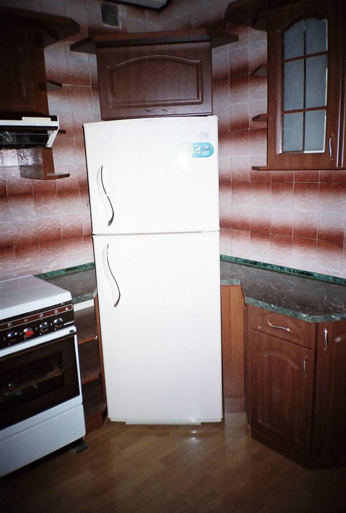 Кухня с холодильником в углу, артикул