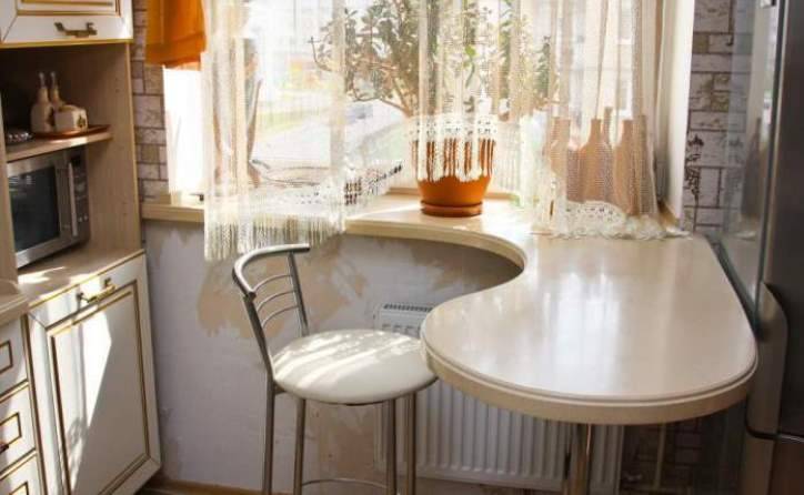Маленькая кухня со столешницей у окна: 93 фото дизайна
