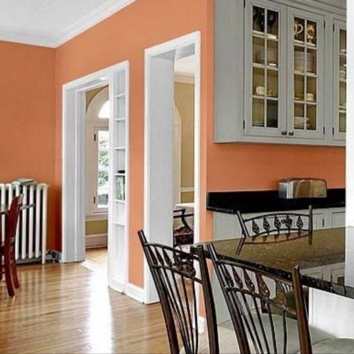 Персиковый цвет стен в интерьере кухни