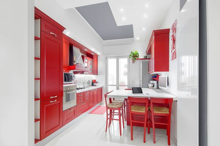 Кухонный гарнитур красного цвет