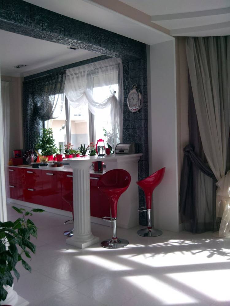 Зал-кухня студия Ар-деко Красные барные стулья