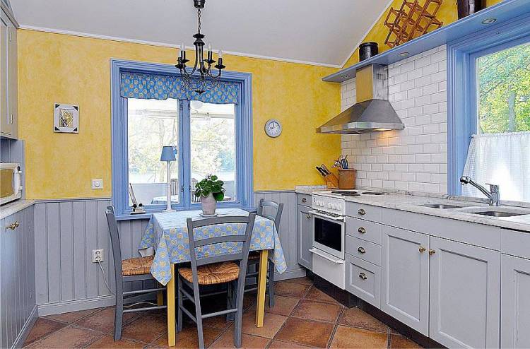 Как покрасить кухню с рейлингом для стульев в желто-голубой цвет