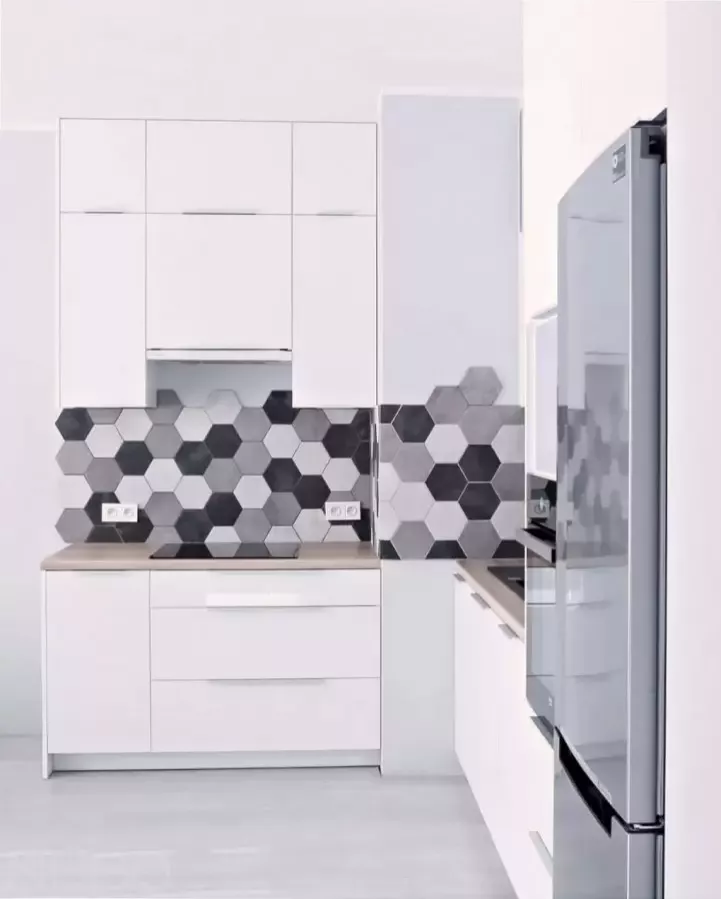 Маленькая белая угловая кухня с фасадами из крашенного МДФ с профильными ручками