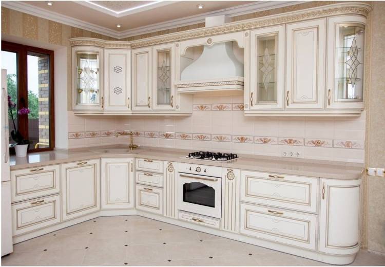 Белая угловая кухня под окно, классика, мини барокко с золотистой патиной