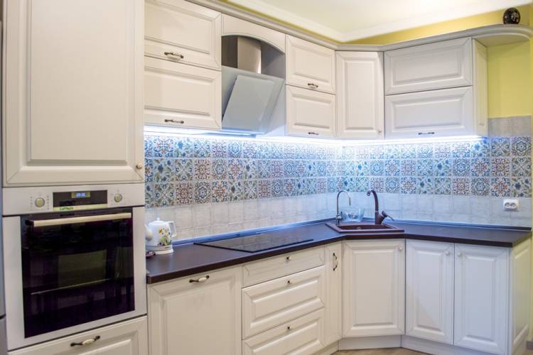 Белая угловая кухня в классическом стиле Motley Motifs