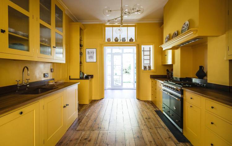 Желтые стены на кух