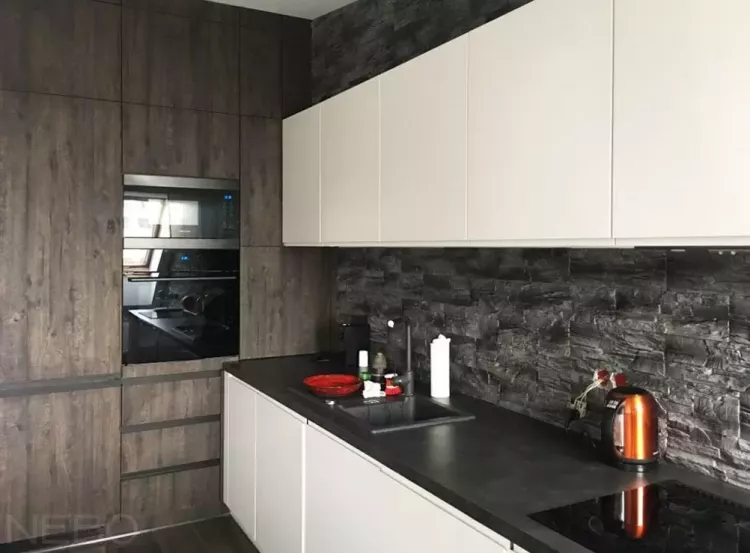 Белая угловая кухни с фасадами из крашенного МДФ с интегрированными ручками и кухонными шкафами из древесного ЛДСП с профильными ручками
