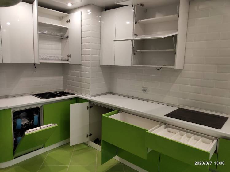 Кухня без ручек с глянцевым зелёным и белым цветом