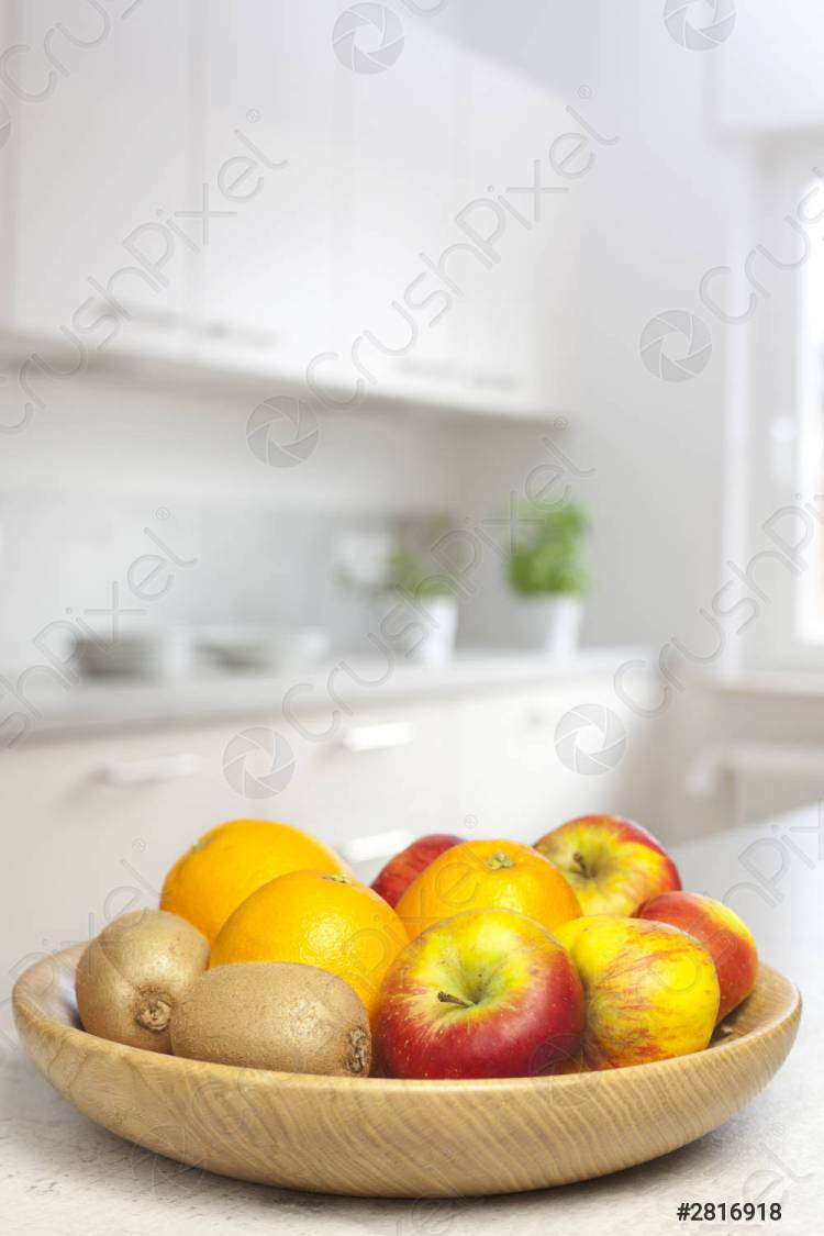 фрукты на белой кух