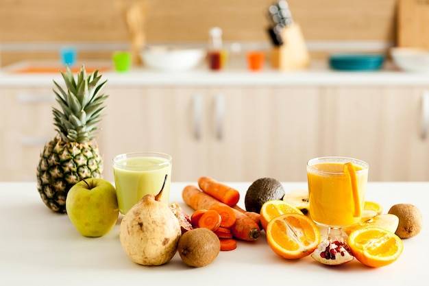 Органические фрукты и овощи на столе на кух