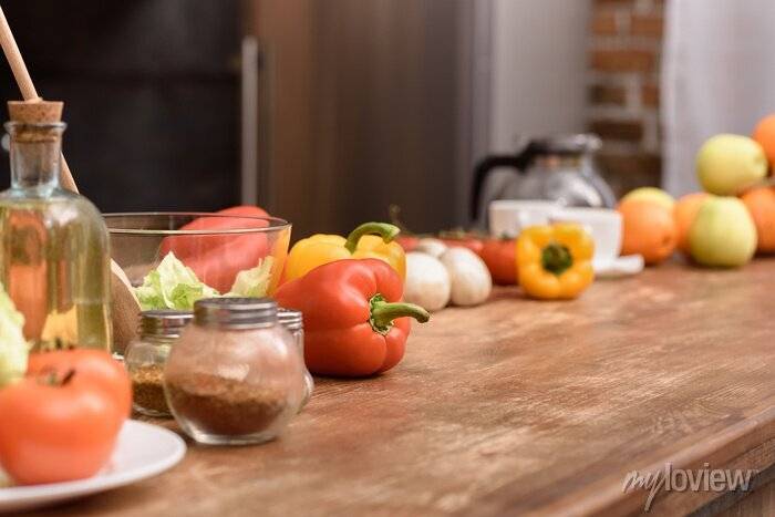 Овощи и фрукты на деревянном столе в кухне картины на стену