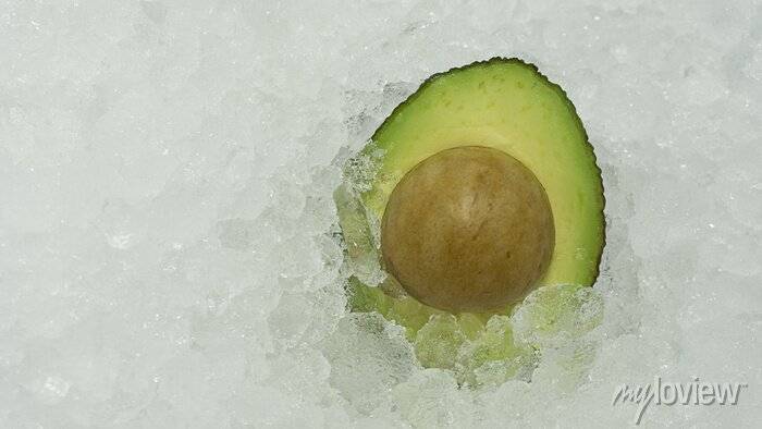 Свежие фрукты авокадо разрезать пополам на фоне льда, концепция фотообои