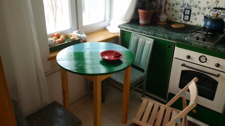 Круглый стол для кухни