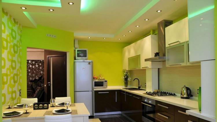 Натяжной потолок на кухню с газовой плитой, какой лучше выбрать? Какое освещение добавить