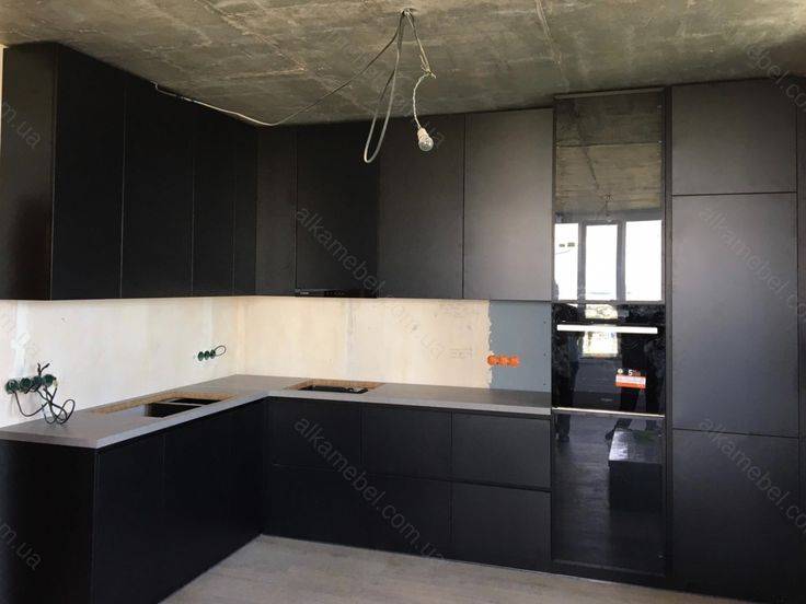 Кухня черная матовая в современном стиле