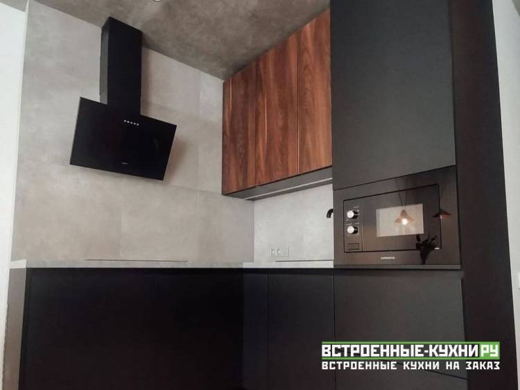 Черная матовая кухня в интерьере без руч