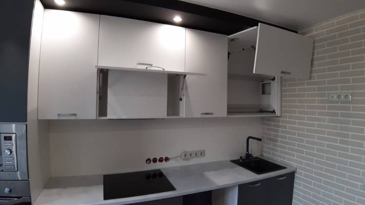 Белая прямая кухня с крашеными фасадами в стиле Хай-Тек с пластиковой столешницей